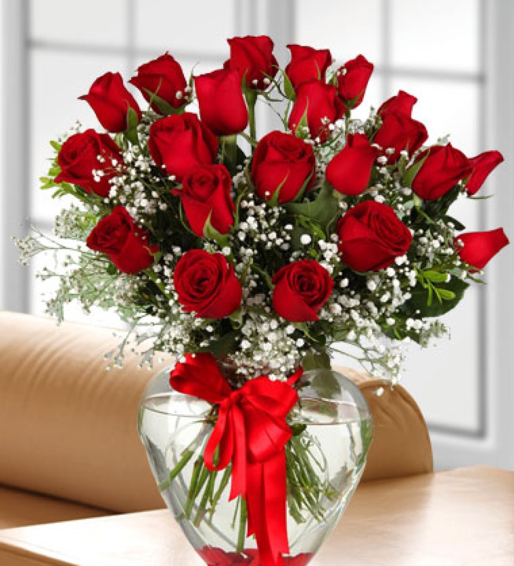 21’li Kalp Vazoda Kırmızı Gül | Manavgat & Side Sevgiliye Çiçek 21 adet kırmızı gül, kalp cam vazoda romantik sunum – Manavgat ve Side’ye aynı gün teslim
