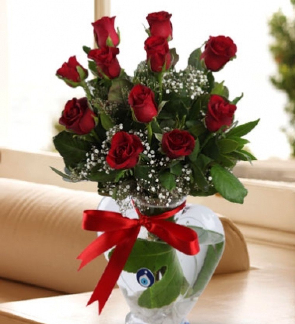 11 adet kırmızı gül, kalp cam vazoda romantik sunum – Manavgat ve Side’ye çiçek teslimatı