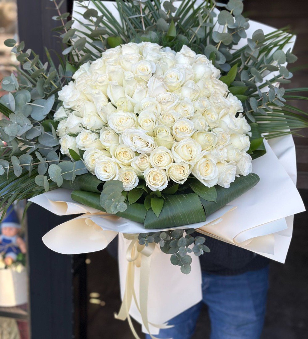 101’li Beyaz Gül Buketi | Manavgat & Side Büyük Beyaz Gül Siparişi 101 adet beyaz gül buketi – Manavgat ve Side’ye büyük ve zarif çiçek teslimatı