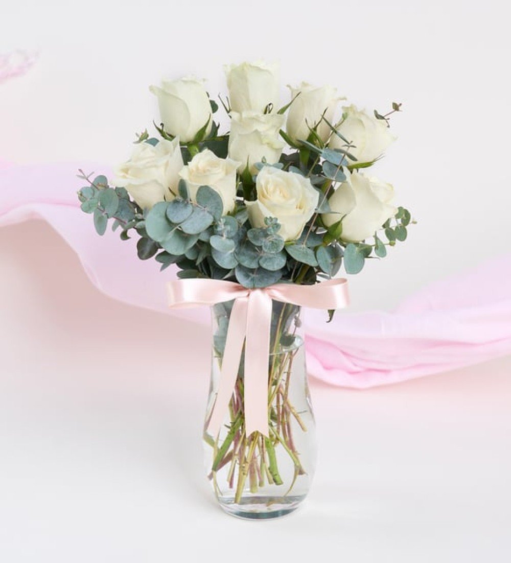 9’lu Vazoda Beyaz Gül | Manavgat & Side Zarif Vazoda Beyaz Gül Siparişi 9 adet beyaz gül şeffaf vazoda zarif aranjman – Manavgat ve Side çiçek teslimatı