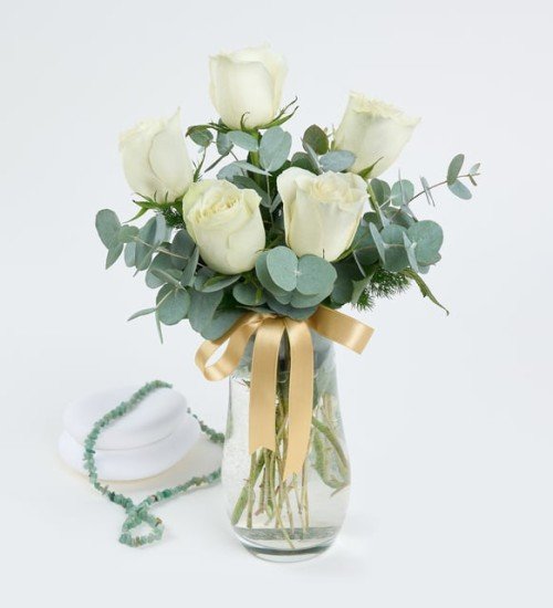 5'li Vazoda Beyaz Gül