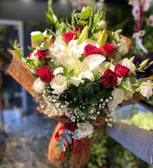 15'li Gül ve Lilyum Buket Arajmanı 15'li Gül ve Lilyum Buket Arajmanı