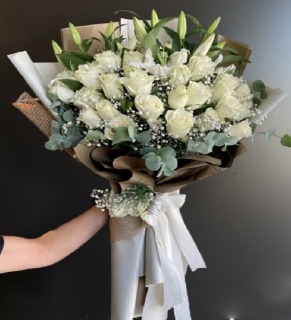 25’li Beyaz Gül Buketi | Manavgat & Side Zarif ve Gösterişli Beyaz Güller 25 adet beyaz gül buketi – Manavgat ve Side’ye zarif çiçek teslimatı